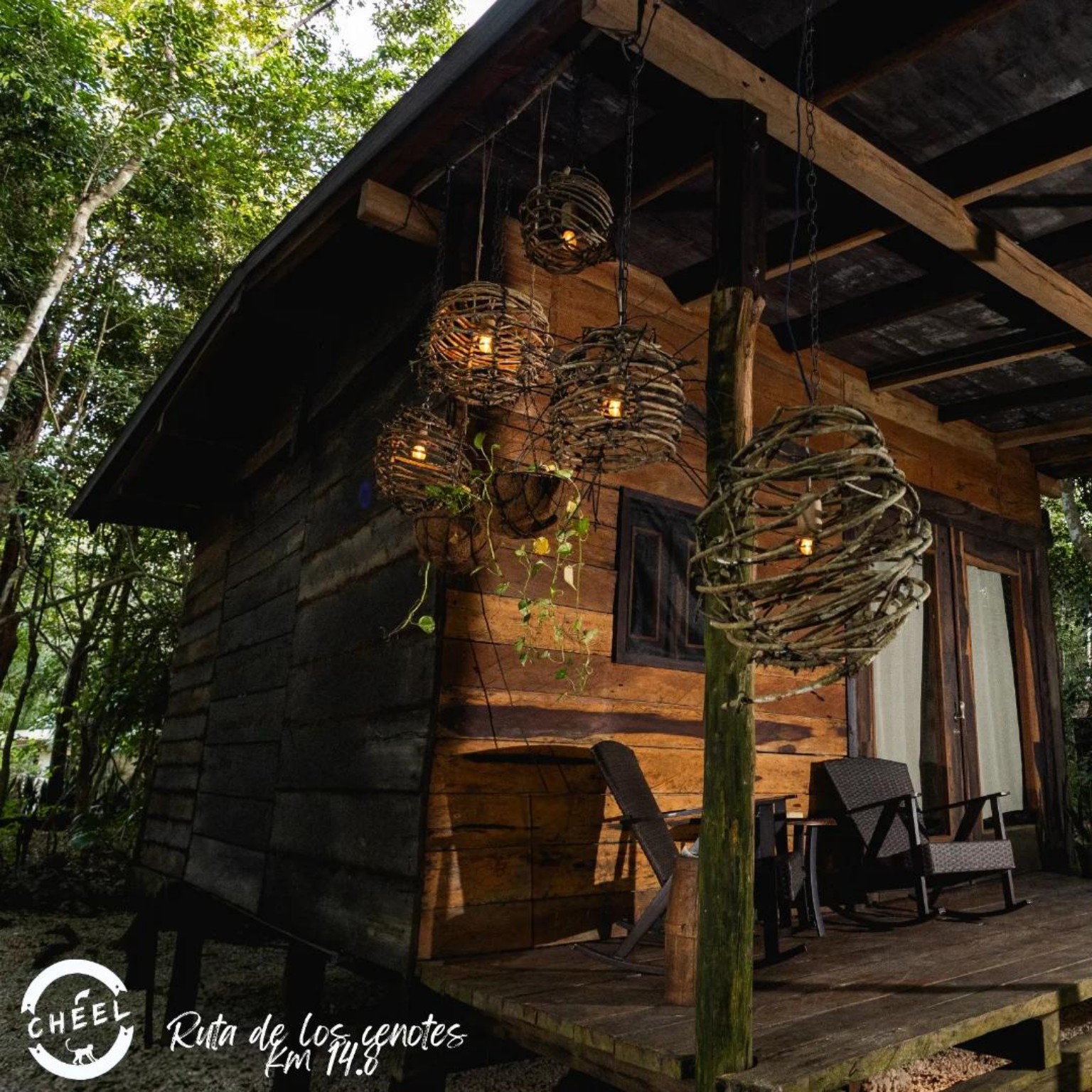 Detalle exterior de una cabaña de madera en Chéel